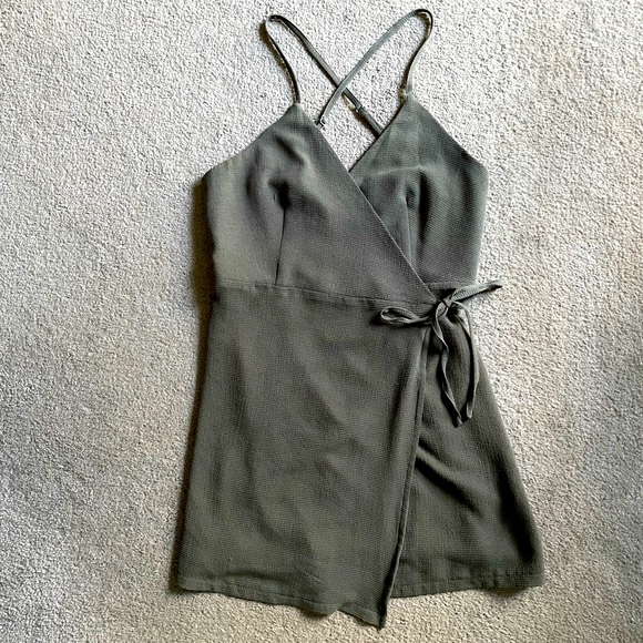 Tobi Dresses & Skirts - TOBI HANNAH DEEP V-NECK WRAP SHIFT DRESS in SAGE GREEN